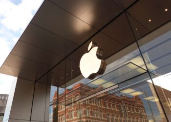 Apple Considers Launching Its Own AI Service